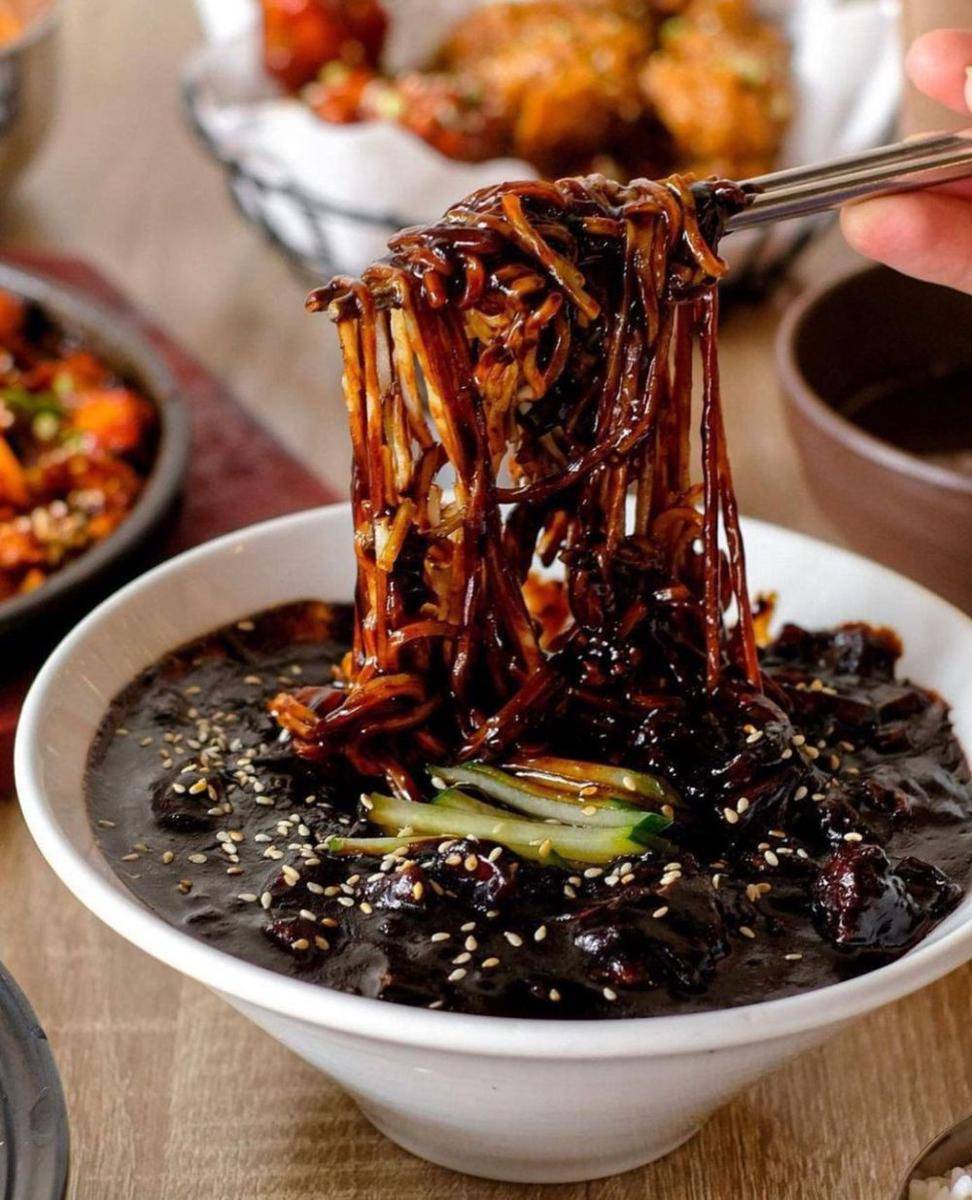 Menu khas Korea, jajangmyeon, di Hongdae Surabaya. Instagram/hongdae.sby