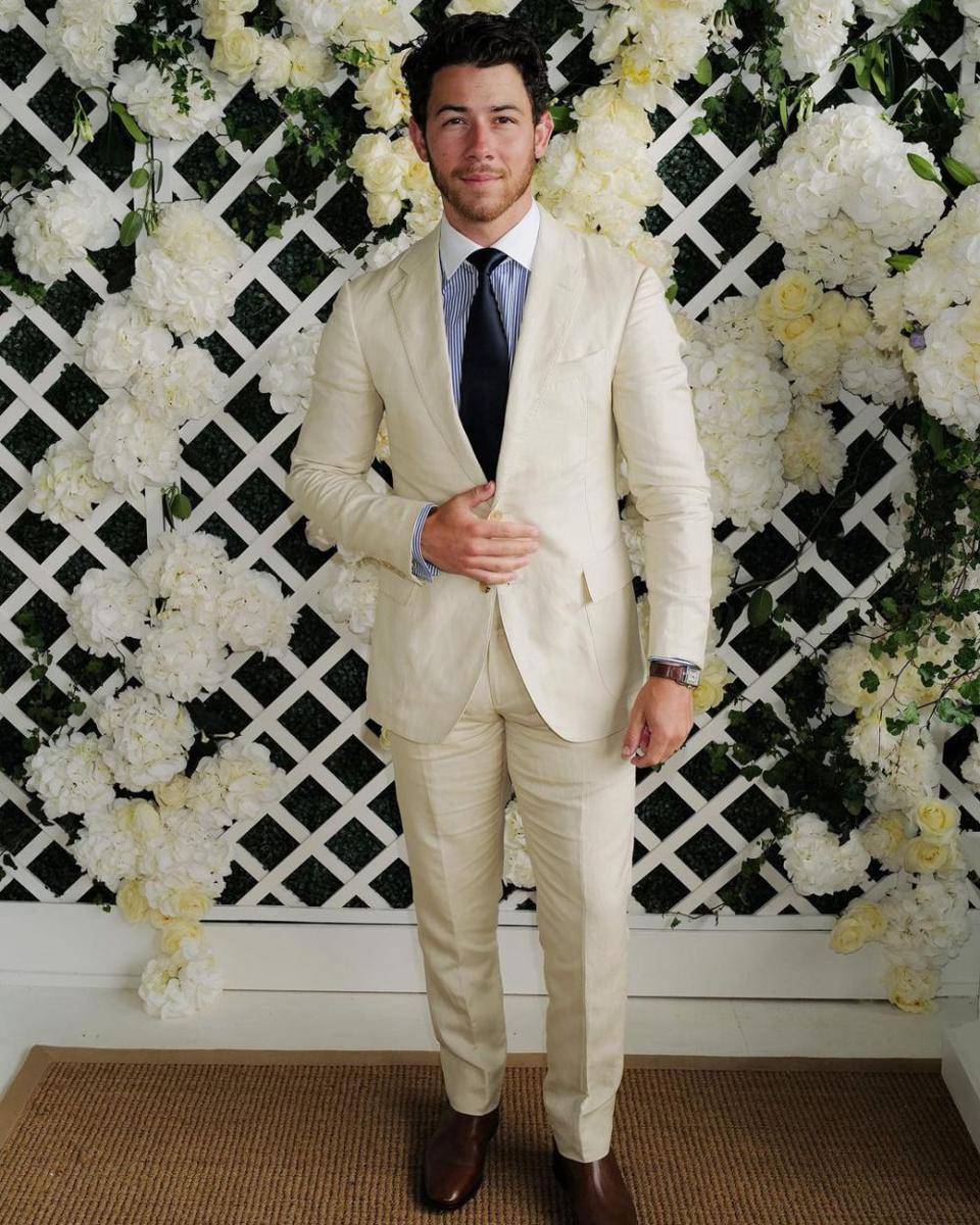 Nick Jonas kenakan Polo Ralph Lauren (instagram.com/britishvogue)