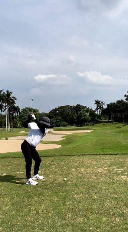 potret Wendi Cagur bermain golf (instagram.com/wendicagur)