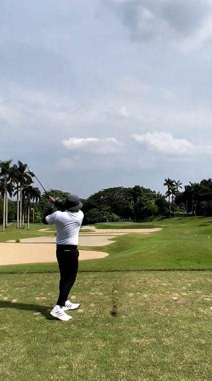 potret Wendi Cagur bermain golf (instagram.com/wendicagur)