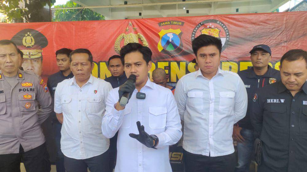 Polisi saat merilis tersangka kasus pembunuhan di Kediri. IDN Times/ istimewa