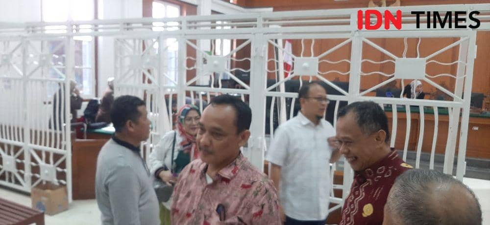 Terdakwa kasus korupsi PDAM Makassar, Haris Yasin Limpo (kemeja putih), menjadi saksi di Pengadilan Negeri Makassar, Senin (17/7/2023). IDN Times/Dahrul Amri Lobubun
