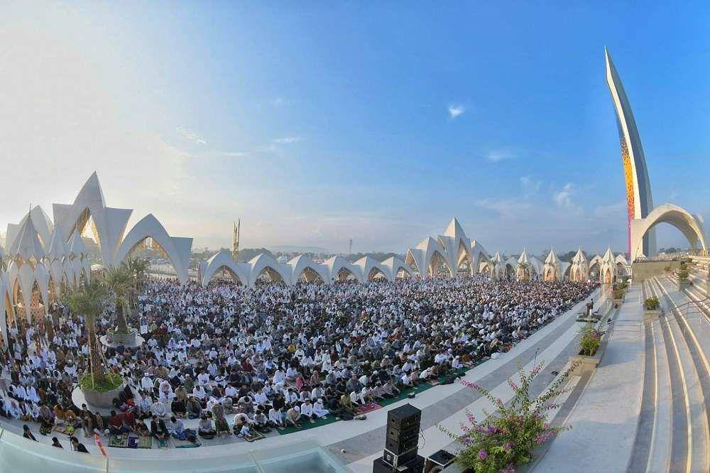 Shalat Idulfitri 1444 H di area plaza Masjid Raya Al Jabbar, Kota Bandung (jabarprov.go.id)
