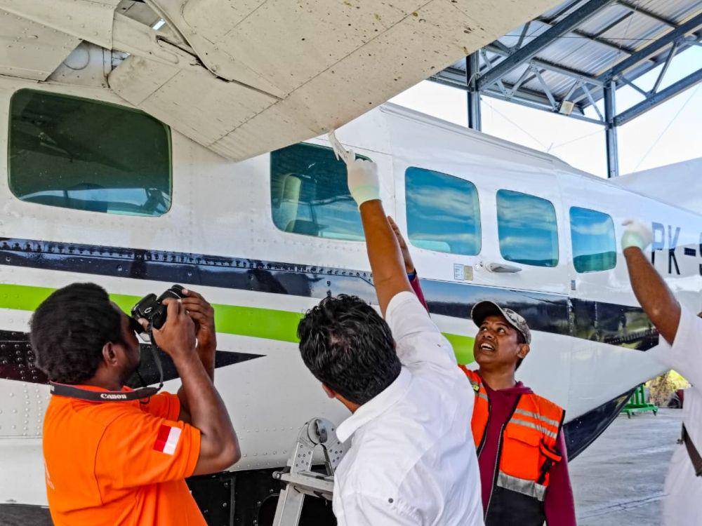 Tim Sat Reskrim Polres Nabire dan pihak Smart Aviation saat melakukan olah TKP. (IDN Times/Istimewa)