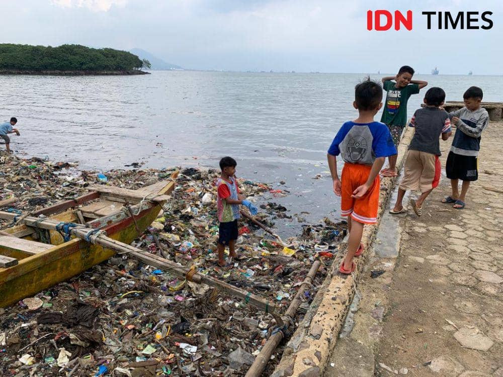 Meski Laut Kotor karena Sampah, Orang Tua Malah Biarkan Anak Bermain