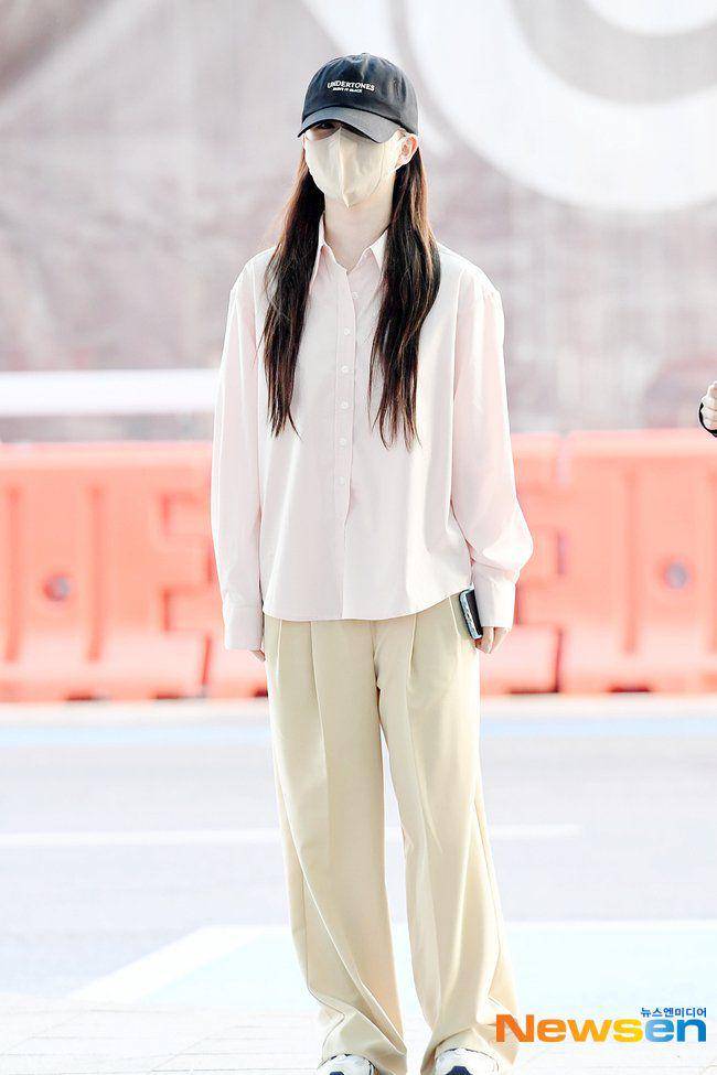 ide outfit dengan topi ala Haewon NMIXX (twitter.com/nmixxpics_)