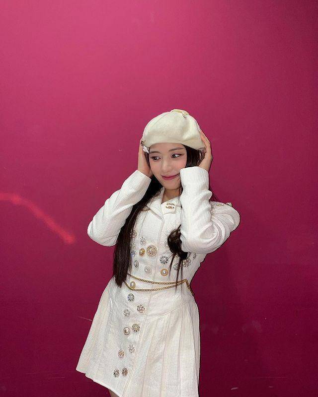 ide outfit dengan topi ala Jiwoo NMIXX (instagram.com/nmixx_official)