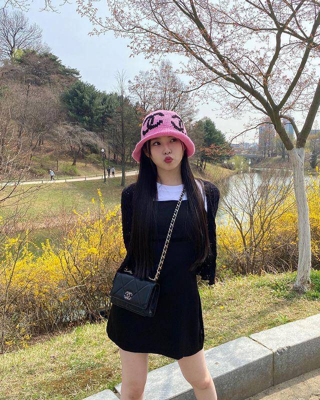 ide outfit dengan topi ala Kyujin NMIXX (instagram.com/nmixx_official)