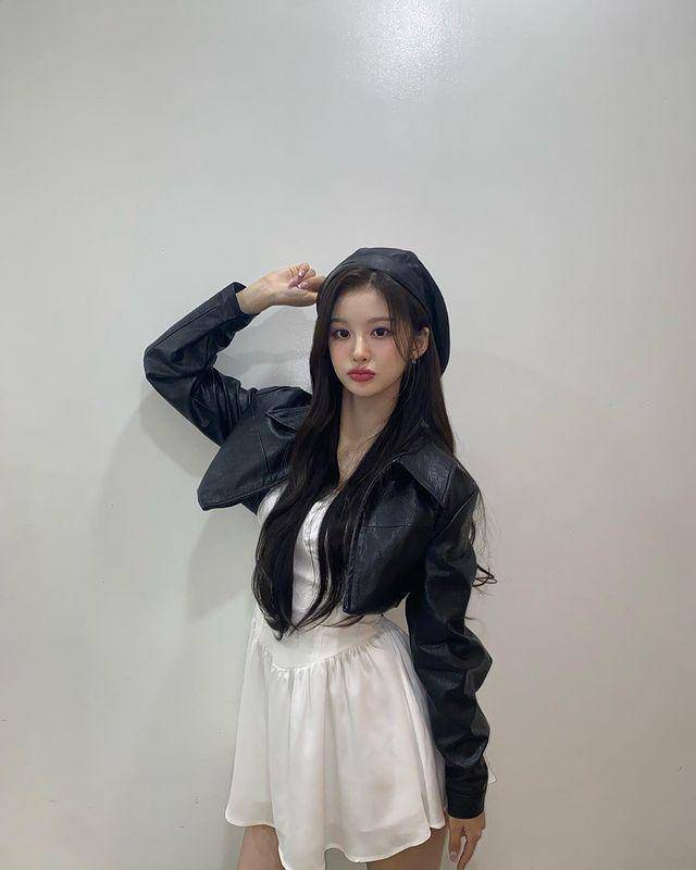 ide outfit dengan topi ala Sullyoon NMIXX (instagram.com/nmixx_official)