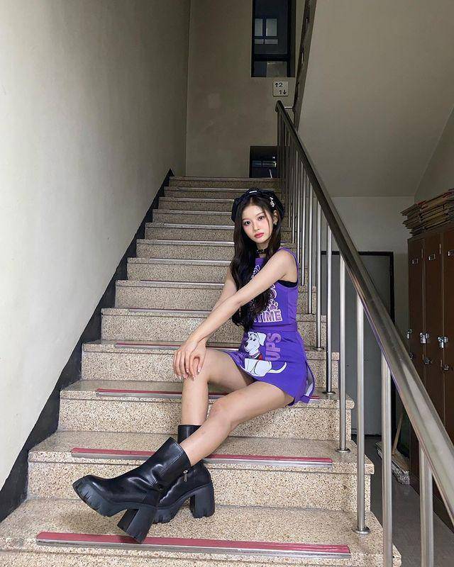 ide outfit dengan topi ala Sullyoon NMIXX (instagram.com/nmixx_official)