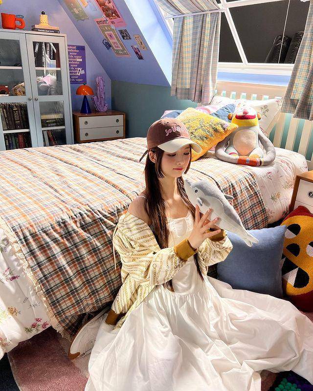 ide outfit dengan topi ala Sullyoon NMIXX (instagram.com/nmixx_official)