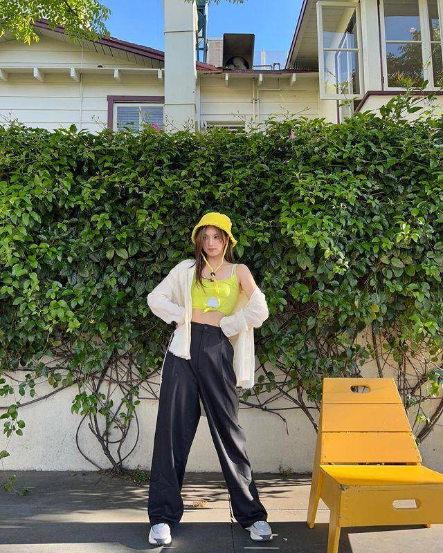 ide outfit dengan topi ala Bae NMIXX (instagram.com/nmixx_official)