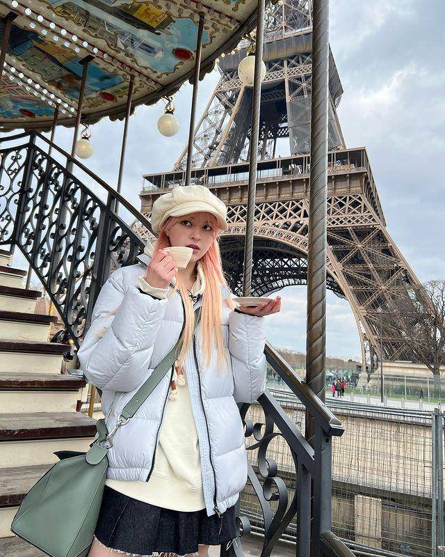 ide outfit dengan topi ala Lily NMIXX (instagram.com/nmixx_official)