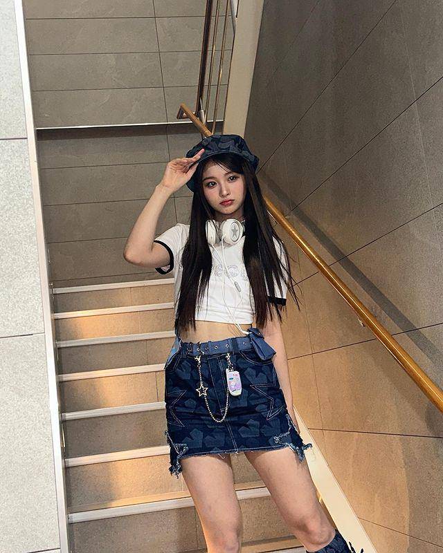 ide outfit dengan topi ala Sullyoon NMIXX (instagram.com/nmixx_official)