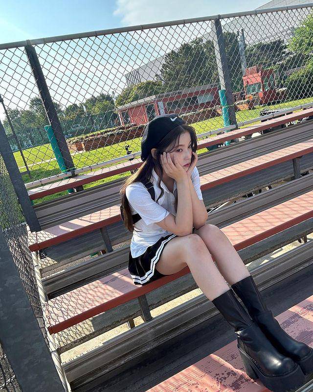ide outfit dengan topi ala Kyujin NMIXX (instagram.com/nmixx_official)