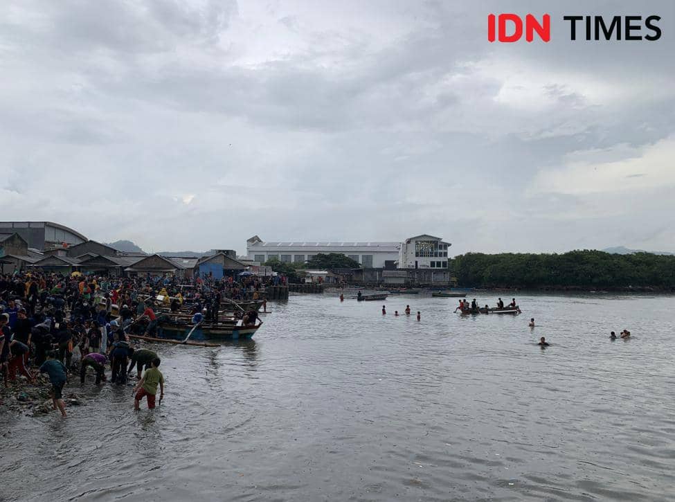 Banyak anak bermain di Pantai Sukaraja. (IDN Times/Rohmah Mustaurida)