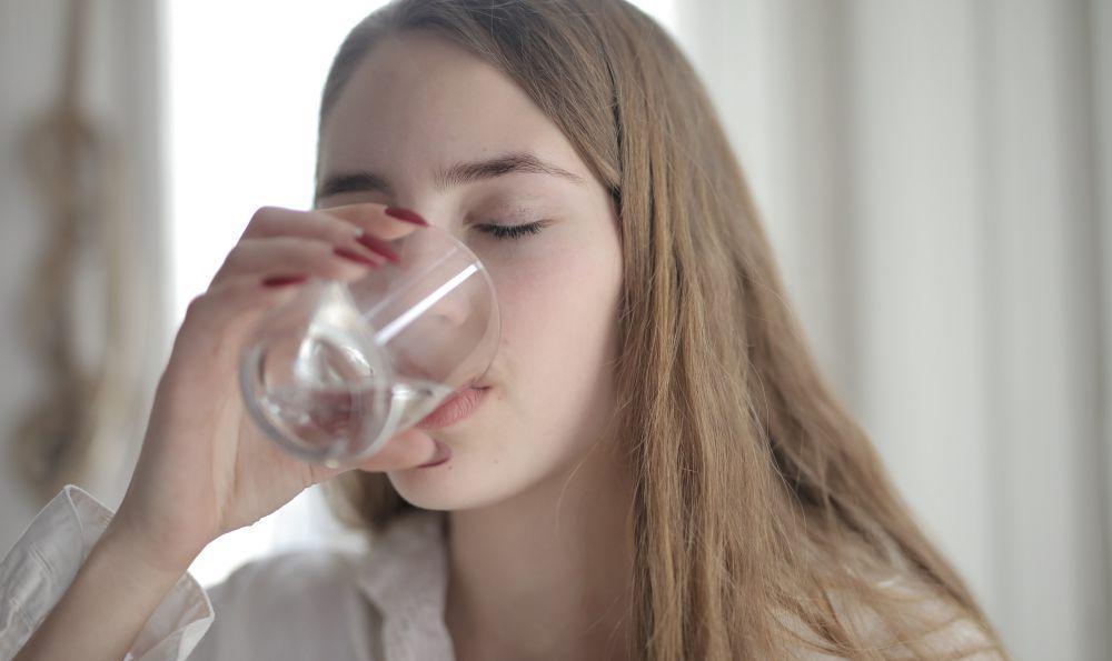 4 Alasan Perlu Minum Air Sebelum Obrolan atau Agenda Penting