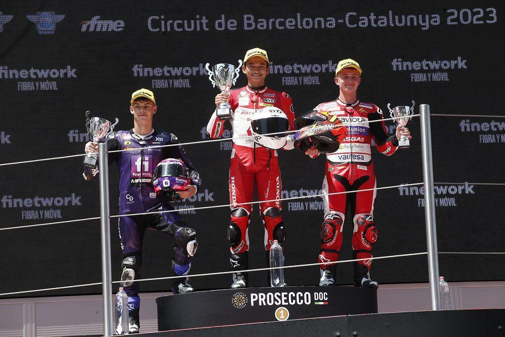Pembalap Astra Honda Racing Team (AHRT), Fadillah Arbi Aditama berhasil menorehkan sejarah balap Indonesia dengan meraih podium tertinggi pada ajang balap FIM JuniorGP Barcelona. (Dok. IDN Times)
