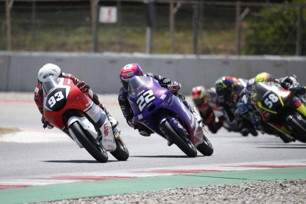 Pembalap Astra Honda Racing Team (AHRT), Fadillah Arbi Aditama berhasil menorehkan sejarah balap Indonesia dengan meraih podium tertinggi pada ajang balap FIM JuniorGP Barcelona. (Dok. IDN Times)