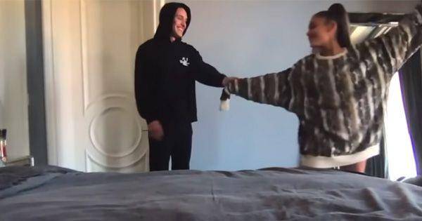 tangkapan layar video klip Stuck With U (youtube.com/@ArianaGrandeVevo)