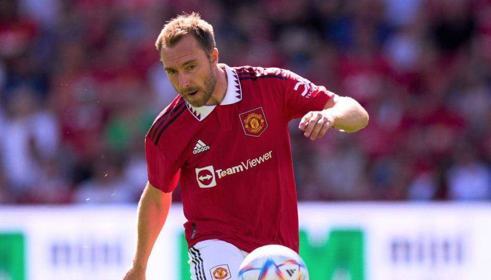 Christian Eriksen sedang menendang bola saat bermain untuk Manchester United. (resources.premierleague.com/photos)