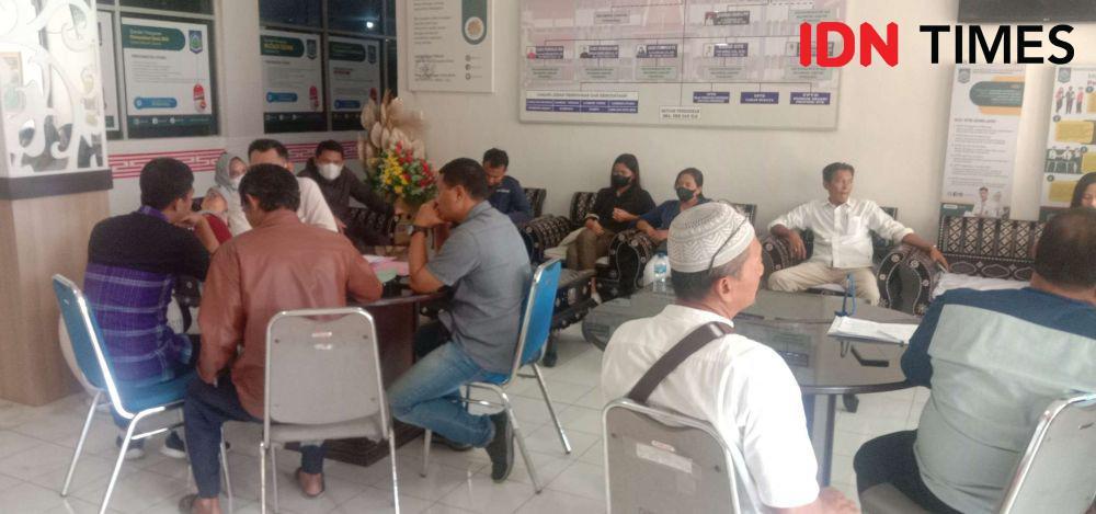 Orang tua siswa baru mendatangi Dinas Dikbud NTB tetkait PPDB jalur zonasi. (IDN Times/Muhammad Nasir)