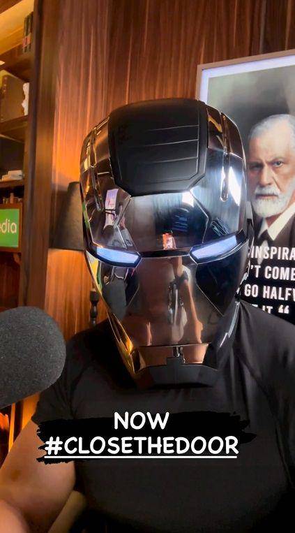 potret Deddy Corbuzier pakai topeng War Machine (instagram.com/mastercorbuzier)