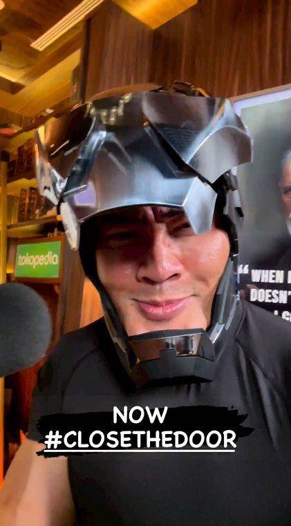 potret Deddy Corbuzier pakai topeng War Machine (instagram.com/mastercorbuzier)