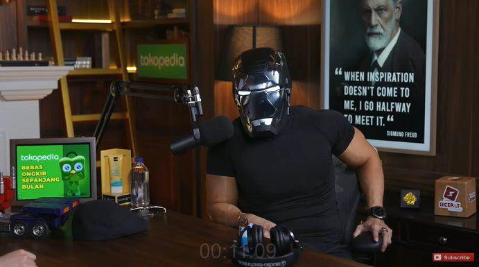 potret Deddy Corbuzier pakai topeng War Machine (youtube.com/Deddy Corbuzier)