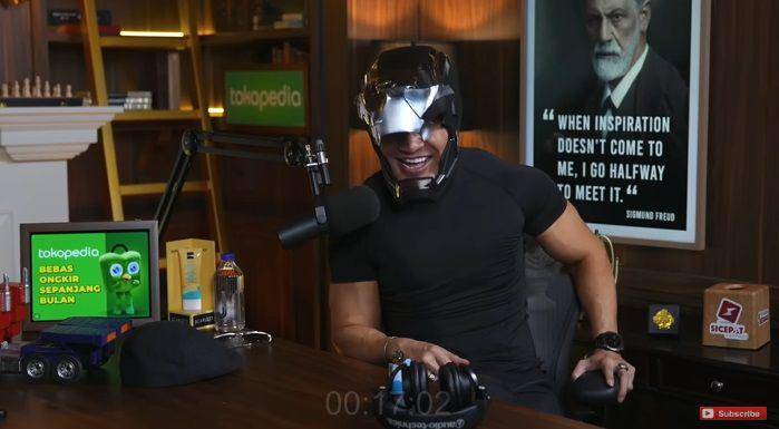 potret Deddy Corbuzier pakai topeng War Machine (youtube.com/Deddy Corbuzier)