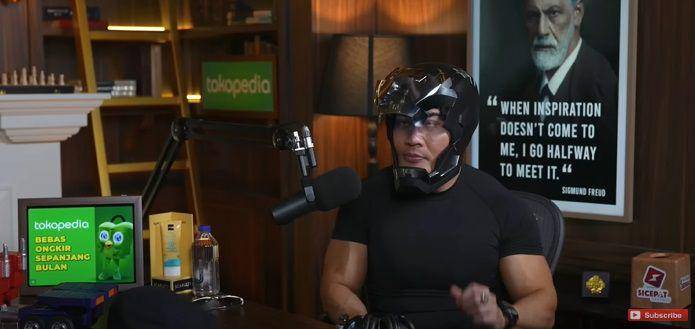 potret Deddy Corbuzier pakai topeng War Machine (youtube.com/Deddy Corbuzier)