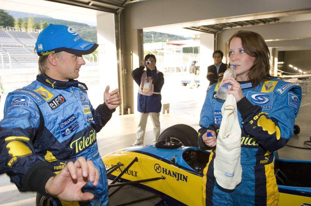 Heikki Kovalainen (kiri) berbicara kepada istrinya. (twitter.com/H_Kovalainen)