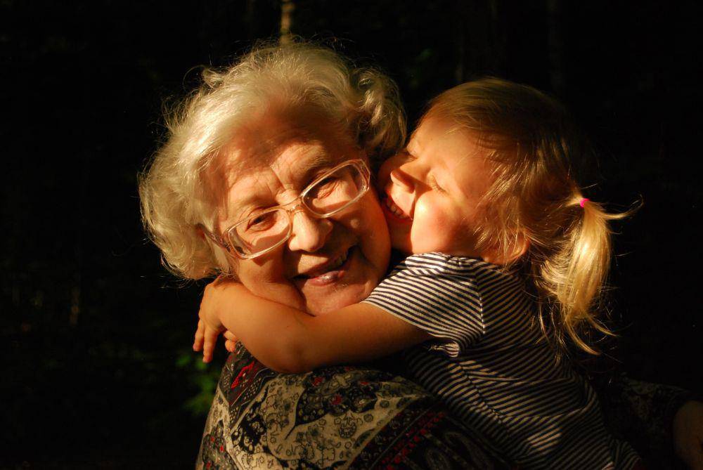 Ilustrasi nenek bersama cucunya (unsplash.com/Ekaterina Shakharova)