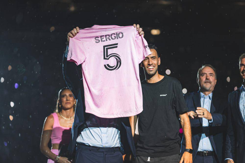 Sergio Busquets saat diperkenalkan oleh Inter Miami. (twitter.com/InterMiamiCF)