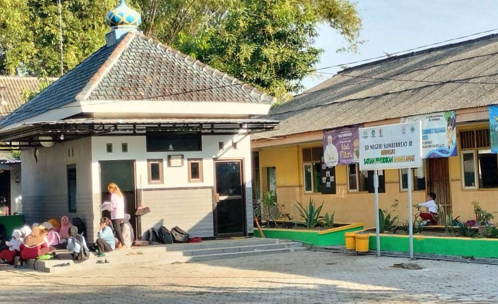 Sekolahnya Digembok karena Merger, Puluhan Siswa SD Belajar di Luar