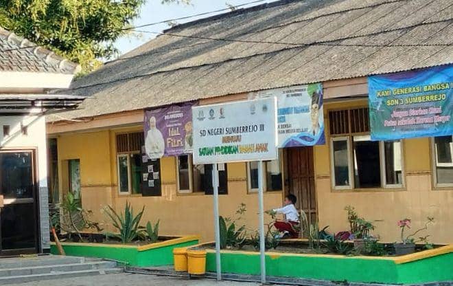 Puluhan siswa di bojonegoro memilih bertahan meski sekolahnya dimerger. Dok Istimewa