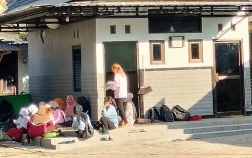 Puluhan siswa di bojonegoro memilih bertahan meski sekolahnya dimerger. Dok Istimewa