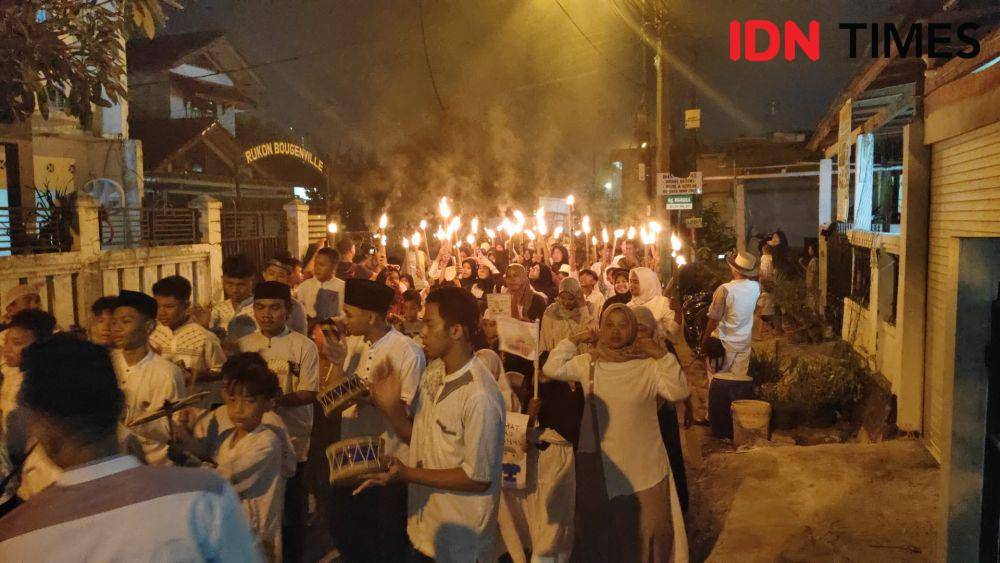 Ribuan Warga Jatibening, Bekasi Sambut Tahun Baru Islam dengan Pawai Obor. (IDN Times/Imam Faishal)