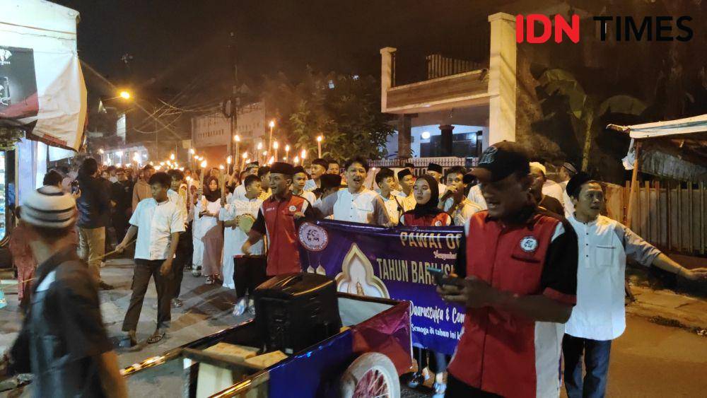 Ribuan Warga Jatibening, Bekasi Sambut Tahun Baru Islam dengan Pawai Obor. (IDN Times/Imam Faishal)