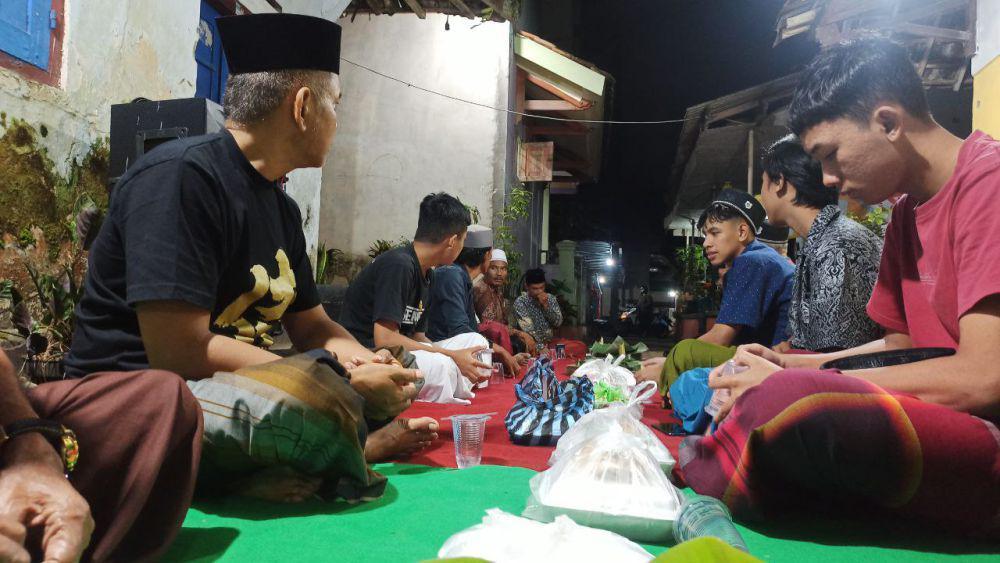 Gunung Raung Kebakaran di Malam Suro, Warga Banyuwangi Gelar Ritual
