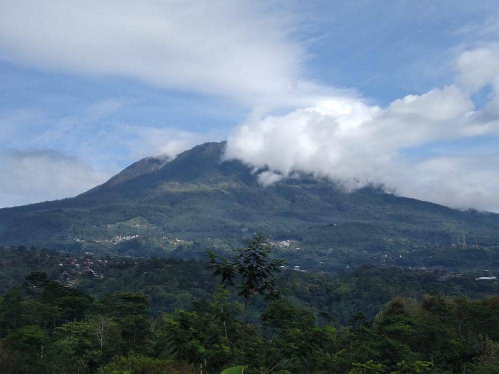 Malam 1 Suro Jalur Pendakian Gunung Lawu di Magetan Membludak