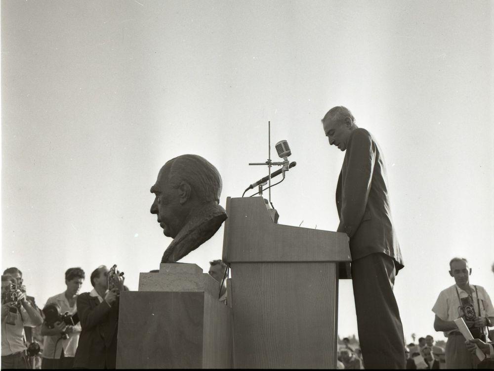 Sesali Penemuan Bom Atom, 8 Fakta J. Robert Oppenheimer