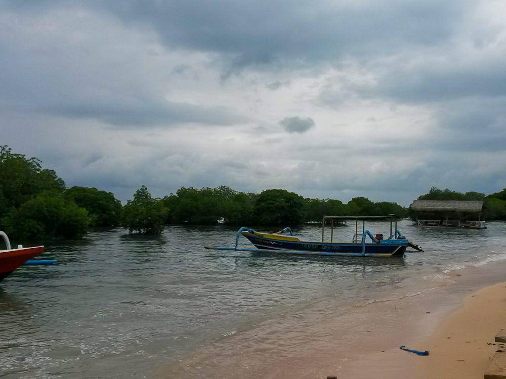 Tepi Hutan Mangrove Nusa Lembongan, tempat perahu-perahu berlabuh (Dok.Pribadi/Natalia Indah)