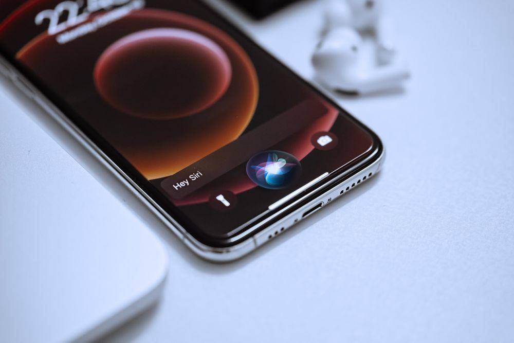 ilustrasi Siri di iPhone (Unsplash/Omid Armin)