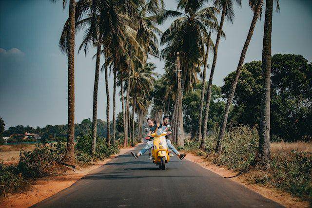 Bersepeda motor saat liburan. Pexels