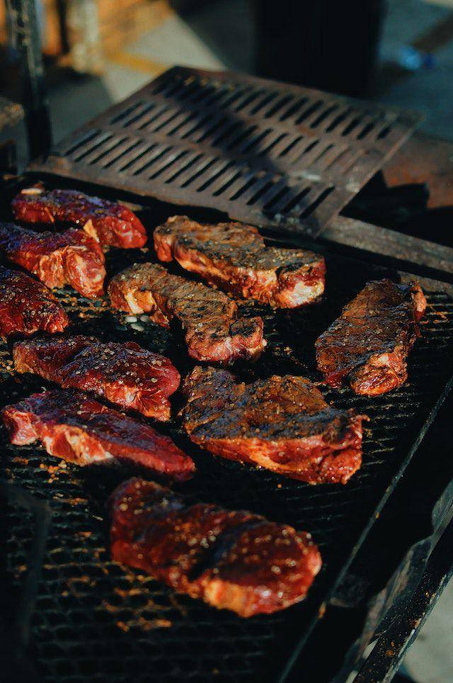 ilustrasi memangang steak ayam (pexels.com/Desativado)