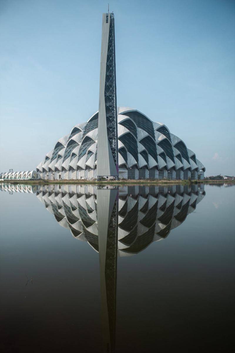 Masjid Raya Al Jabbar saat masih dalam tahap pembangunan (pexels.com/nazarfadillahs)
