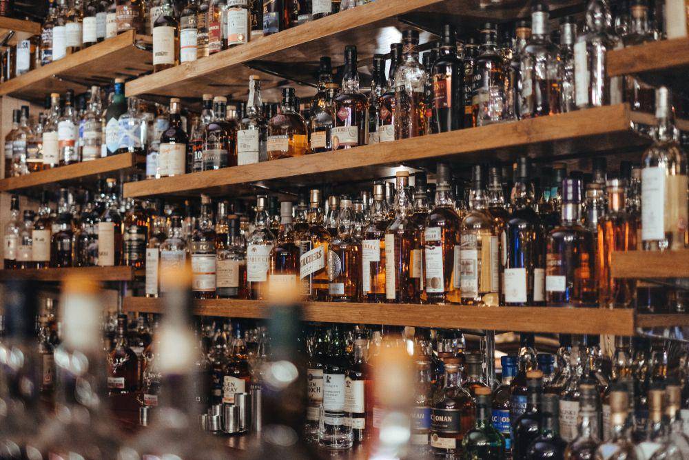 ilustrasi alkohol (unsplash.com/@fourcolourblack)