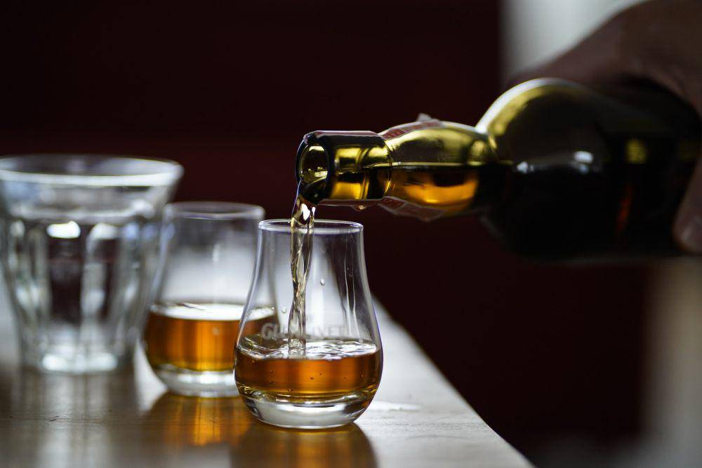 ilustrasi alkohol (unsplash.com/@dylandejonge)