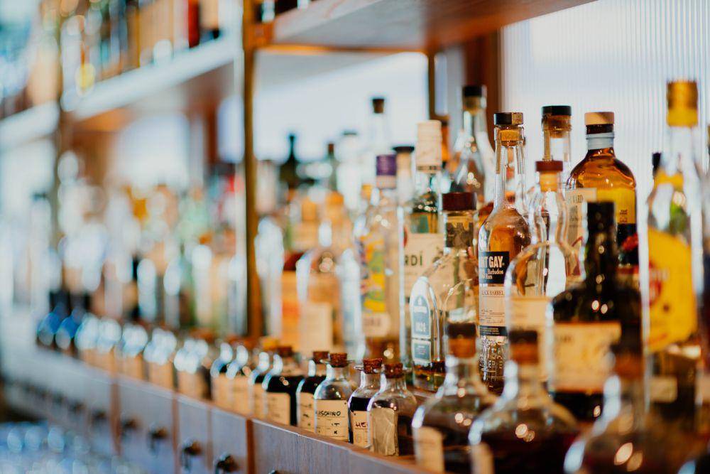 ilustrasi alkohol (unsplash.com/@chuttersnap)